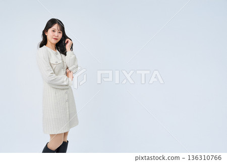 一位微笑的小姐 136310766