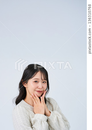 一位微笑的小姐 一位微笑的小姐 136310768