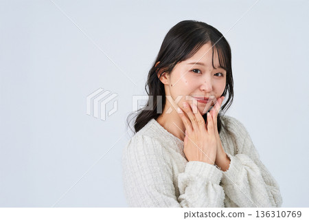 一位微笑的小姐 136310769