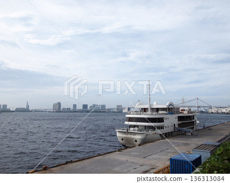 The tranquil harbor scenery of Takeshiba Wharf stretching out along the seaside 136313084