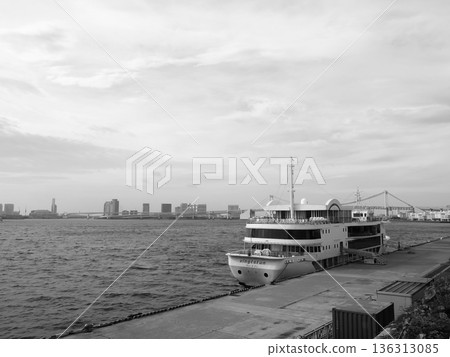 竹芝碼頭寧靜的海港景色沿著海岸線延伸 136313085