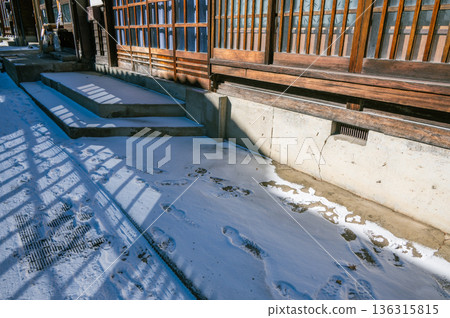 [Narai-juku] The shadow of a lattice door falls on the snowy road [Kiso Road] 136315815