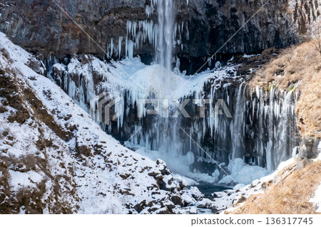 栃木縣日光市華嚴瀑布形成冰柱 栃木縣日光市華嚴瀑布形成冰柱 136317745