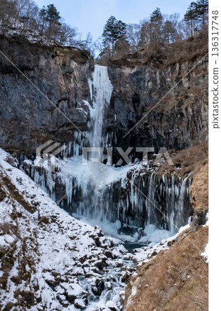 栃木縣日光市華嚴瀑布形成冰柱 136317748