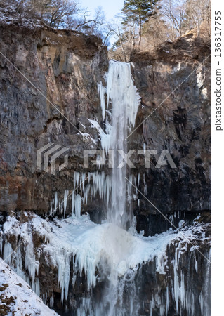 栃木縣日光市華嚴瀑布形成冰柱 136317755