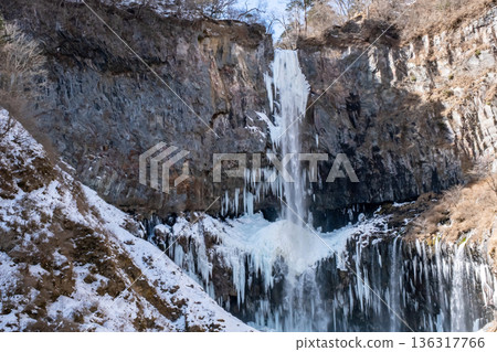 栃木縣日光市華嚴瀑布形成冰柱 栃木縣日光市華嚴瀑布形成冰柱 136317766