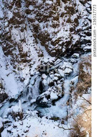 栃木縣日光市華嚴瀑布大谷川冰封的景色 136317773