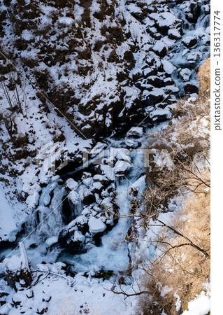 栃木縣日光市華嚴瀑布大谷川冰封的景色 栃木縣日光市華嚴瀑布大谷川冰封的景色 136317774