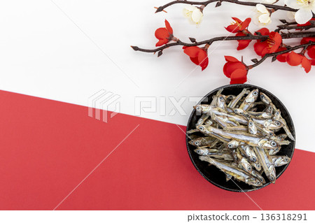 紅白背景上的米餅和李子 紅白背景上的米餅和李子 136318291