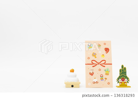 New Year's materials: New Year's money bags, Kagami mochi rice cakes, and Kadomatsu pine decorations New Year's materials: New Year's money bags, Kagami mochi rice cakes, and Kadomatsu pine decorations 136318293