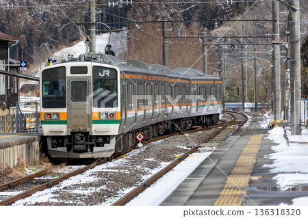 一列211係上行方向的普通列車,從JR吾妻線五原站出發。 一列211係上行方向的普通列車,從JR吾妻線五原站出發。 136318320