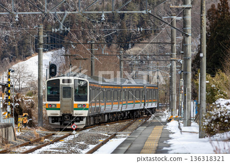 一列211係上行方向的普通列車,從JR吾妻線五原站出發。 一列211係上行方向的普通列車,從JR吾妻線五原站出發。 136318321