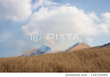 Aso open burning (Aso, Kumamoto Prefecture) Aso open burning (Aso, Kumamoto Prefecture) 136318489