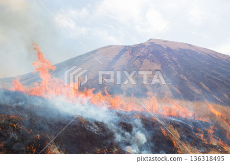 Aso open burning (Aso, Kumamoto Prefecture) Aso open burning (Aso, Kumamoto Prefecture) 136318495