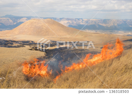 Aso open burning (Aso, Kumamoto Prefecture) Aso open burning (Aso, Kumamoto Prefecture) 136318503