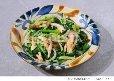 Stir-fried spinach, shimeji mushrooms, and onions. Home-cooked stir-fried vegetables. Stir-fried spinach, shimeji mushrooms, and onions. Home-cooked stir-fried vegetables. 136319632