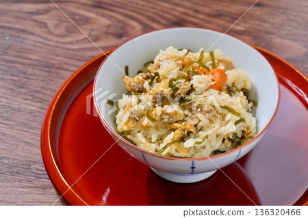 調味米飯,海鮮飯,有蛤蜊、小扇貝和海帶。 調味米飯,海鮮飯,有蛤蜊、小扇貝和海帶。 136320466