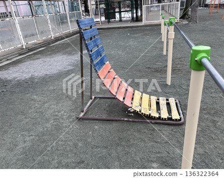 色彩鮮豔的倒置斜坡和支撐板 136322364