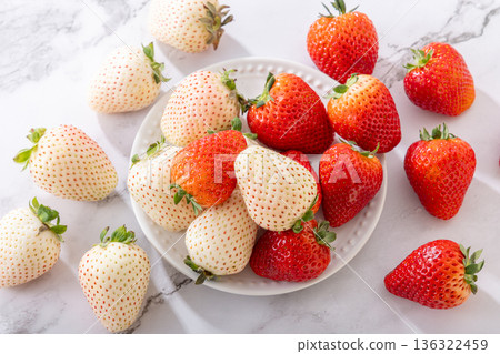 白色和紅色草莓 白色和紅色草莓 136322459