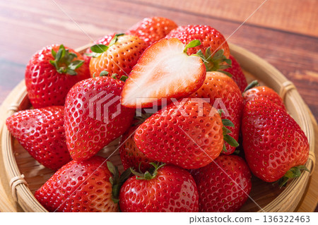 漏勺中的草莓 136322463