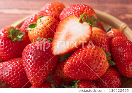 漏勺中的草莓 136322465