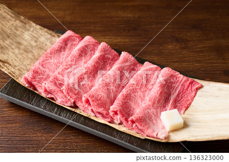 Thinly sliced domestic Wagyu beef shoulder loin for sukiyaki Thinly sliced domestic Wagyu beef shoulder loin for sukiyaki 136323000