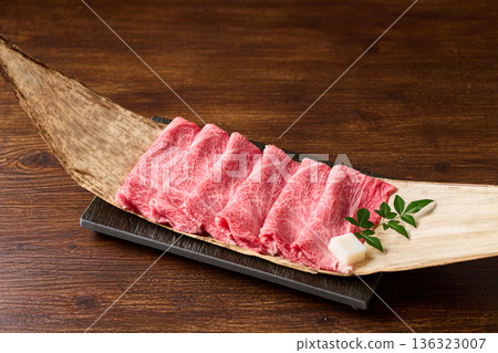 用於壽喜燒的薄切國產和牛肩胛肉 136323007