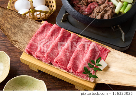 用於壽喜燒的薄切國產和牛肩胛肉 用於壽喜燒的薄切國產和牛肩胛肉 136323025