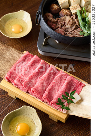 用於壽喜燒的薄切國產和牛肩胛肉 用於壽喜燒的薄切國產和牛肩胛肉 136323027