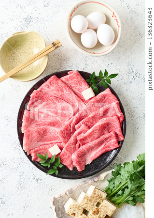 用於壽喜燒的薄切國產和牛肩胛肉 用於壽喜燒的薄切國產和牛肩胛肉 136323643