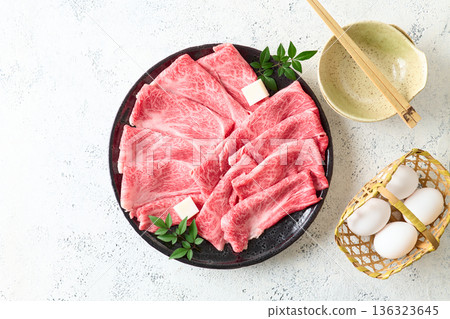 用於壽喜燒的薄切國產和牛肩胛肉 用於壽喜燒的薄切國產和牛肩胛肉 136323645