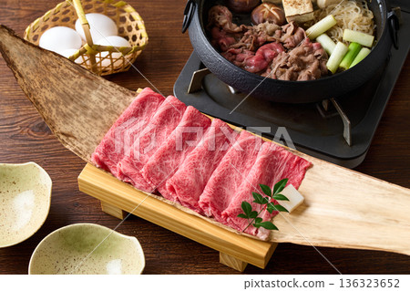 用於壽喜燒的薄切國產和牛肩胛肉 用於壽喜燒的薄切國產和牛肩胛肉 136323652