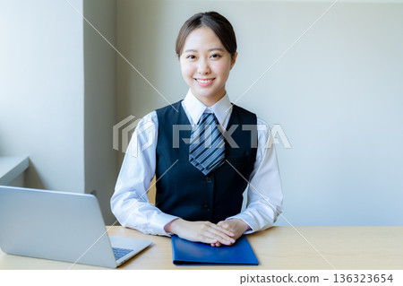 女商人正在招待會上解釋 女商人正在招待會上解釋 136323654
