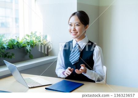 Businesswoman explaining at the reception 136323657