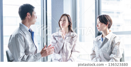 工程師、工人、對話、聊天、諮詢 工程師、工人、對話、聊天、諮詢 136323880