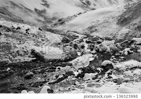 白雪皚皚的“登別地獄谷” 汩汩流淌的溫泉和從噴氣孔升騰的蒸汽 “黑白” 136323998