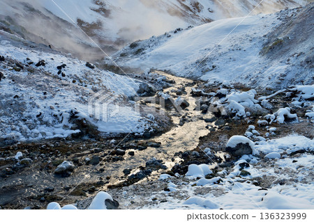 Snow-covered Noboribetsu Jigokudani: Flowing hot springs and steam rising from fumaroles Snow-covered Noboribetsu Jigokudani: Flowing hot springs and steam rising from fumaroles 136323999