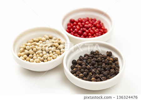 白色背景上的黑胡椒、白胡椒和粉紅胡椒 白色背景上的黑胡椒、白胡椒和粉紅胡椒 136324476