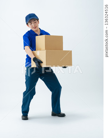 身穿工作服的女子手提行李的全身照 136324516