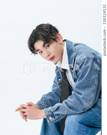 身穿牛仔服的年輕男子肖像 身穿牛仔服的年輕男子肖像 136324532