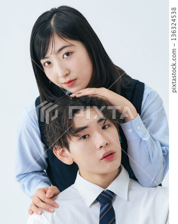 身著制服的男女學生合影 身著制服的男女學生合影 136324538