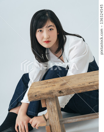 一位身穿牛仔服的年輕女子的肖像 136324545