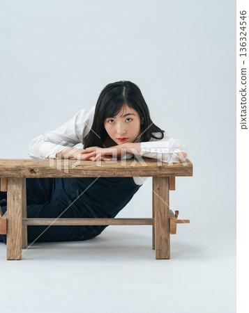 一位身穿牛仔服的年輕女子的肖像 136324546