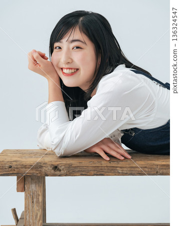 一位身穿牛仔服的年輕女子的肖像 136324547
