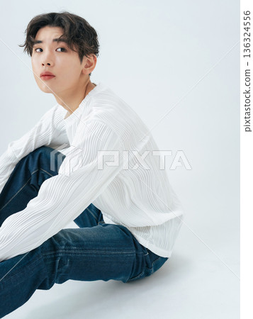 身穿牛仔服的年輕男子肖像 身穿牛仔服的年輕男子肖像 136324556