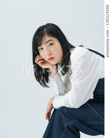 一位身穿牛仔服的年輕女子的肖像 一位身穿牛仔服的年輕女子的肖像 136324566