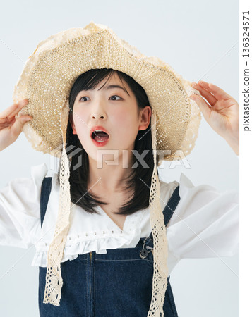 一位戴著草帽的年輕女子的肖像 一位戴著草帽的年輕女子的肖像 136324571