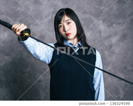 一位女學生手持日本刀的肖像 一位女學生手持日本刀的肖像 136324599