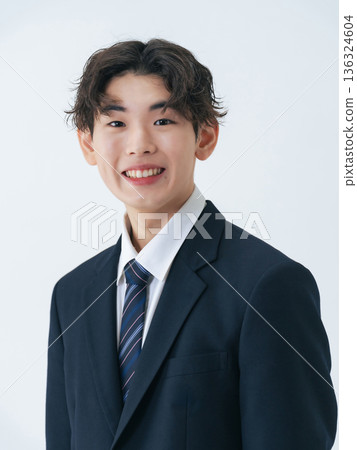 身穿制服的男學生肖像 身穿制服的男學生肖像 136324604