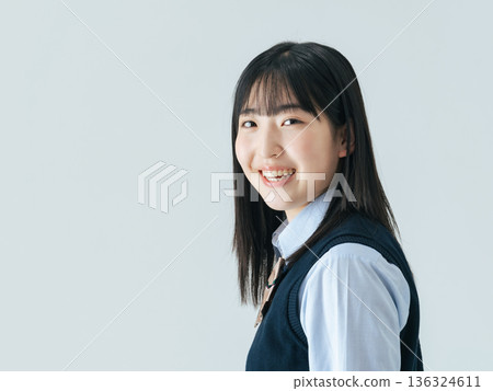 穿制服的女學生肖像 136324611